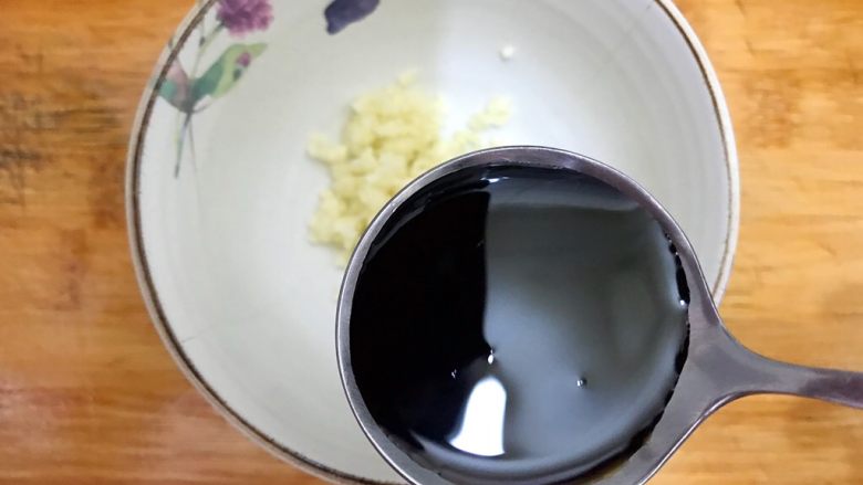 年夜饭の富贵荣华~腐皮蒸大虾,这期间我们来调碗汁,两勺生抽