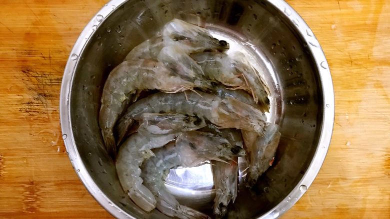 年夜饭の富贵荣华~腐皮蒸大虾,全部处理好,洗净,控干水分,备用