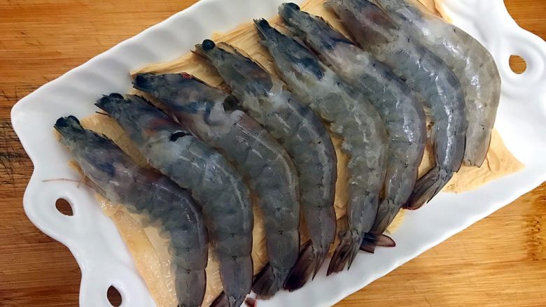 年夜饭の富贵荣华~腐皮蒸大虾,将大虾如图所示,码在腐皮上面