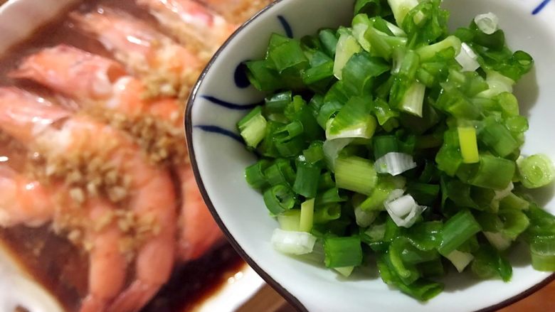 年夜饭の富贵荣华~腐皮蒸大虾,蒸好之后取出,撒上小葱,即可