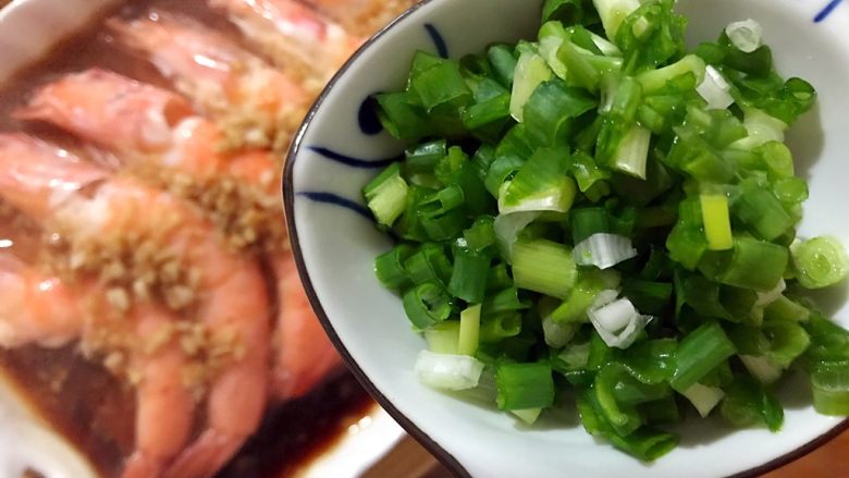 年夜饭の富贵荣华～腐皮蒸大虾,蒸好之后取出，撒上小葱，即可