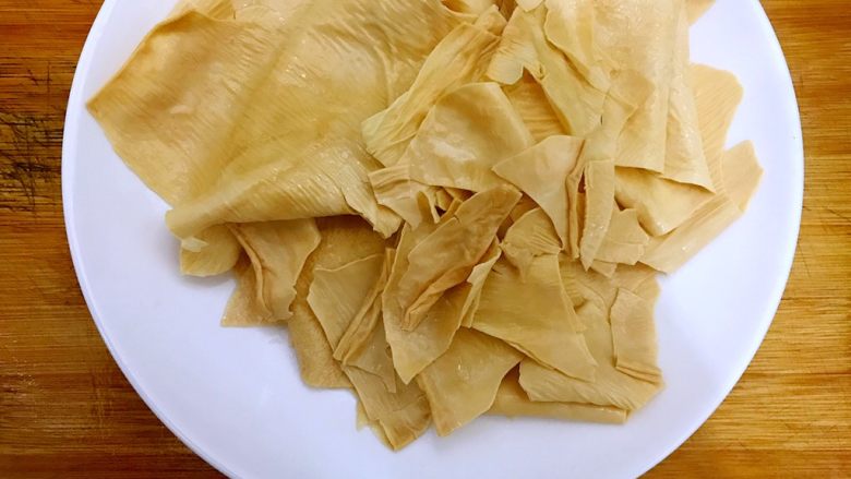 年夜饭の富贵荣华~腐皮蒸大虾,捞出腐皮,晾凉一下