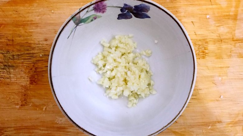 年夜饭の富贵荣华~腐皮蒸大虾,<a style='color:red;display:inline-block;' href='/shicai/ 2794'>大蒜</a>去皮洗净,如图所示,切成末,备用