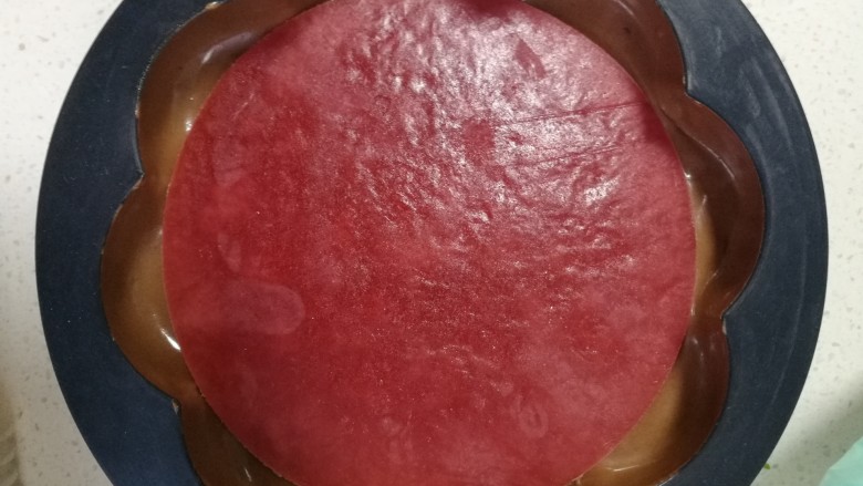 情人节必备巧克力淋面慕斯,将冻好的草莓果冻放入到模具中,轻轻按压