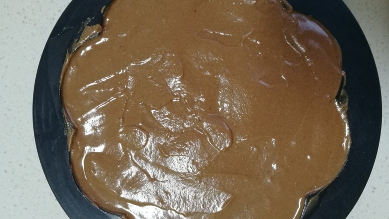 情人节必备巧克力淋面慕斯,轻轻按压最后进入剩余的巧克力炸弹面糊抹平即可,放入冰箱冷冻十二小时。