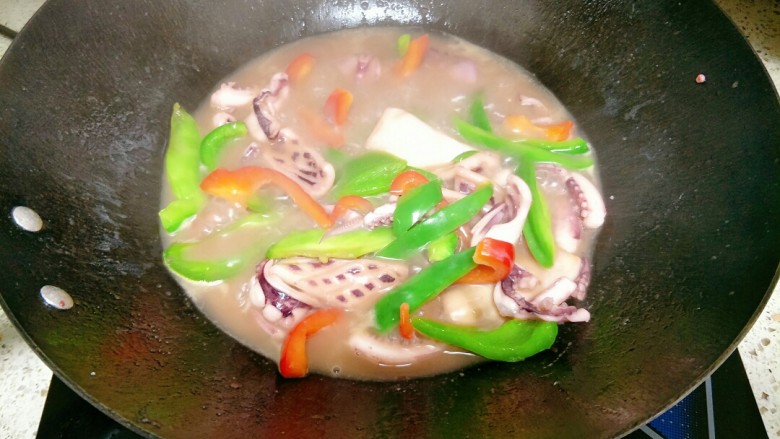 青椒炒鱿鱼,加入盐、<a style='color:red;display:inline-block;' href='/shicai/ 717'>味精</a>,大火收干汤汁即可