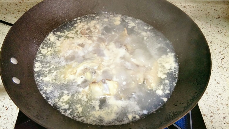 茶树菇鸡架汤,锅里水烧开,放入鸡架焯水