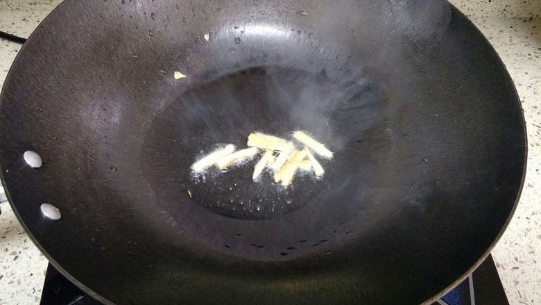 茶树菇鸡架汤,另起锅倒入少许油,下入姜丝炒香