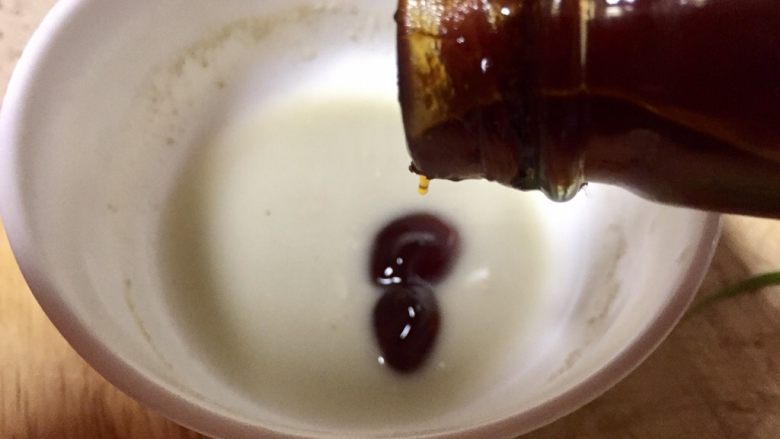 #吉祥菜肴#招财进宝百财福袋,加入一勺耗油,加入40ml清水调匀