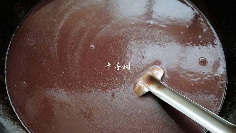 红豆沙洗沙馅 纯正细腻香甜豆沙馅做法,刚开始炒的时候可以开中大火,但是要注意用锅铲推一下,避免豆沙抓锅糊底了。