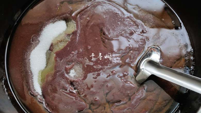 红豆沙洗沙馅 纯正细腻香甜豆沙馅做法,把洗出来的豆沙倒入到炒锅中,加入白糖和花生衣,开火,开始炒豆沙,炒的目的是把其中的水分蒸发出去。这个糖量炒出来甜度已经可以了,比较清甜爽口,过多的糖会比较腻。