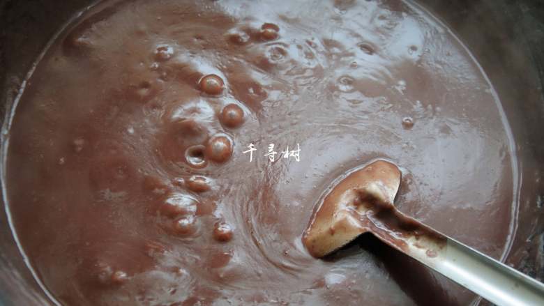 红豆沙洗沙馅 纯正细腻香甜豆沙馅做法,随着水分的不断蒸发,豆沙浆慢慢开始变稠了。