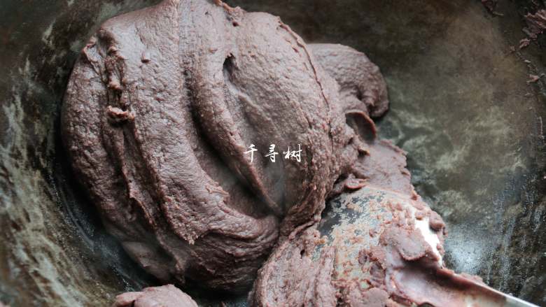 红豆沙洗沙馅 纯正细腻香甜豆沙馅做法,继续翻炒,豆沙开始不粘锅了,能够成团的了。