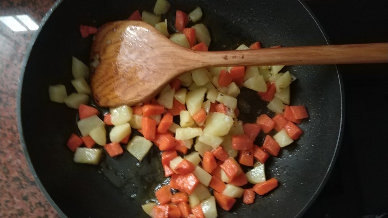 咖喱鱼丸,翻炒食材五成熟时,下点盐,<a style='color:red;display:inline-block;' href='/shicai/ 717'>味精</a>,继续翻炒