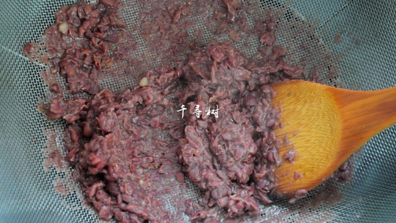 红豆沙洗沙馅 纯正细腻香甜豆沙馅做法,用一个木铲,或是一个勺子,或者是直接上手揉搓煮烂的红豆,豆沙经过网筛就下去了。