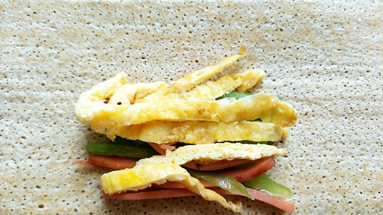#做春卷#+杂粮三丝春卷(山东煎饼版),在一端放入三种食材
