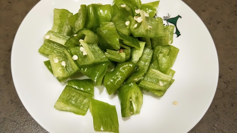 麻辣鸡丁,螺丝椒切成小块。