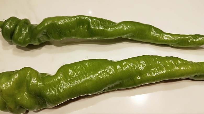 麻辣鸡丁,螺丝椒洗干净切条形。