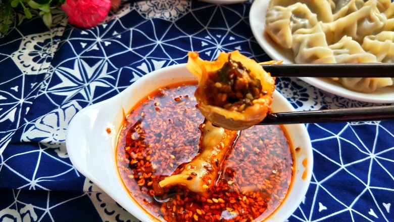 年夜饭 黑木耳香菇馅煎饺,蘸上佐料,来一张特写,好吃好吃!