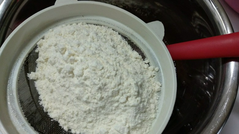 小金鱼杯子蛋糕,筛入<a style='color:red;display:inline-block;' href='/shicai/ 548'>低筋面粉</a>。