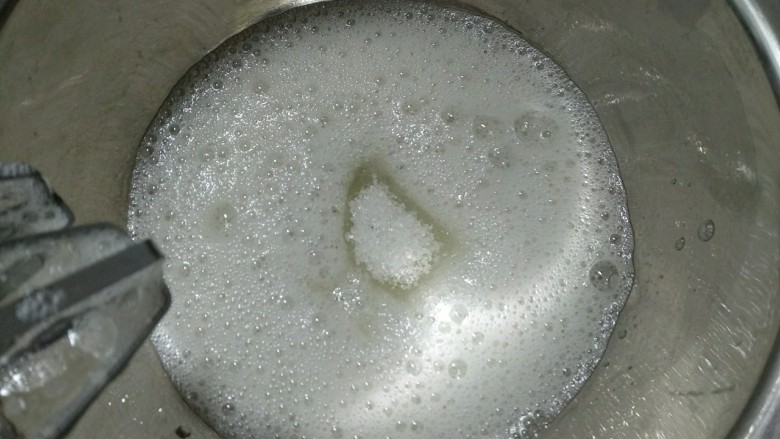 小金鱼杯子蛋糕,<a style='color:red;display:inline-block;' href='/shicai/ 3729'>白糖</a>分3次加入,打至粗泡时加一次糖。