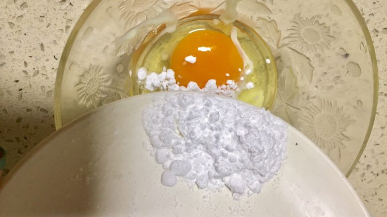 巧克力金砖蛋挞,继续放入糖粉,把碗里的食材调匀,多调拌一会