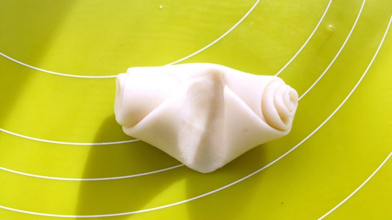豆沙老婆饼,取一份松弛好后牛舌卷,用手指从中间压一下