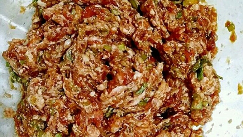 无油煎藕盒,用筷子顺时针搅拌,搅上劲儿。
