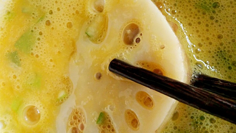 无油煎藕盒,将填好肉馅的藕夹均匀沾满蛋液。
