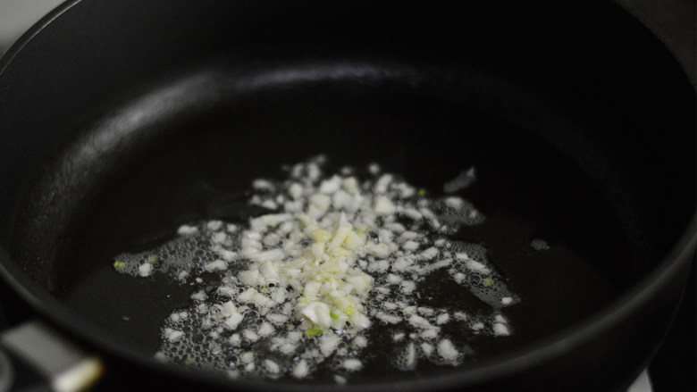 柠香北极虾,锅里放少许油,爆香蒜蓉