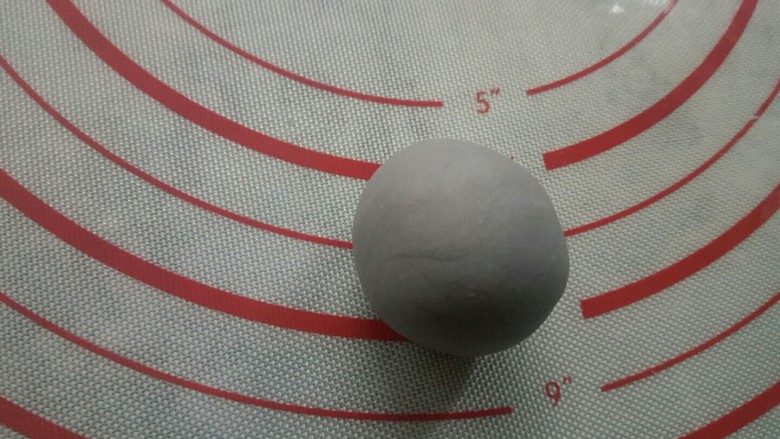 花样馒头——青蛙篇,用牙签沾一点黑色食用色素,方法同上。