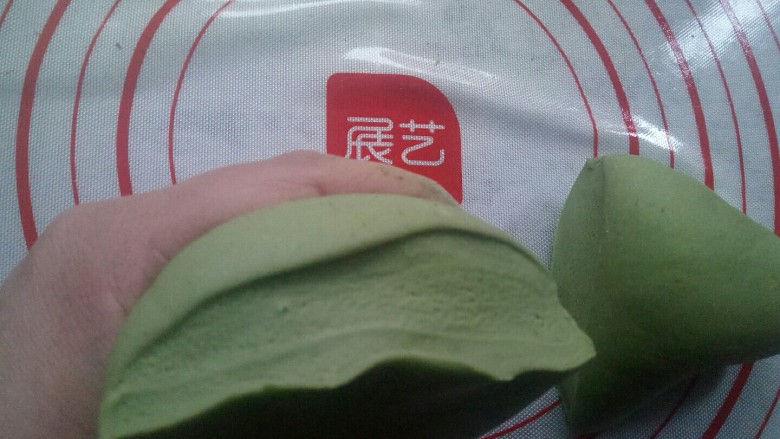 花样馒头——青蛙篇,用刮板切开,内部呈如图样,就代表面团揉好了。做出来的馒头表面是否光滑,关键在于排气是否彻底
