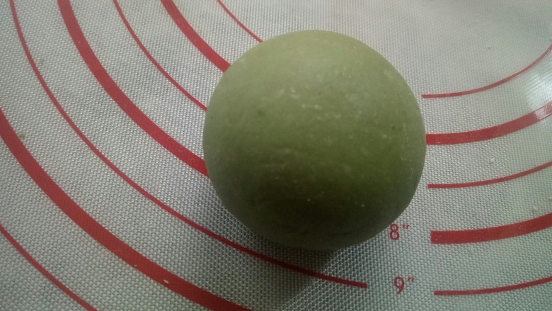 花样馒头——青蛙篇,最后收口朝下,用手再整理下,整成光滑的面团