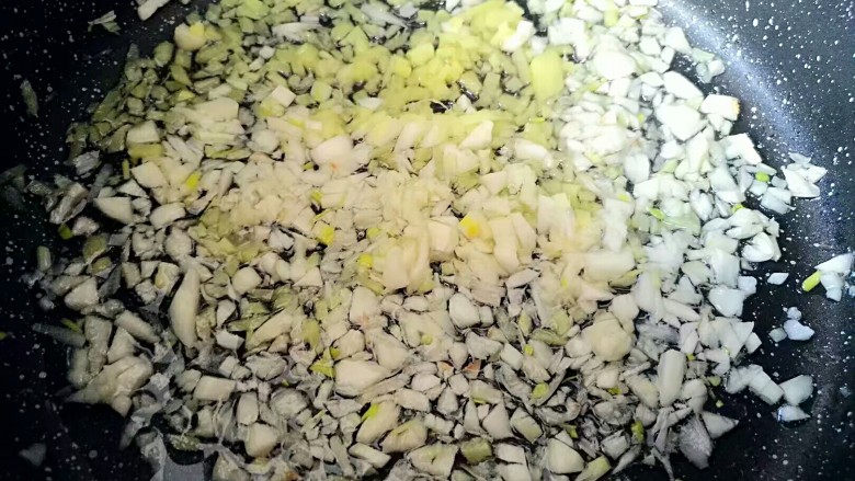 花开富贵虾,锅放适量油,炒香姜蒜。