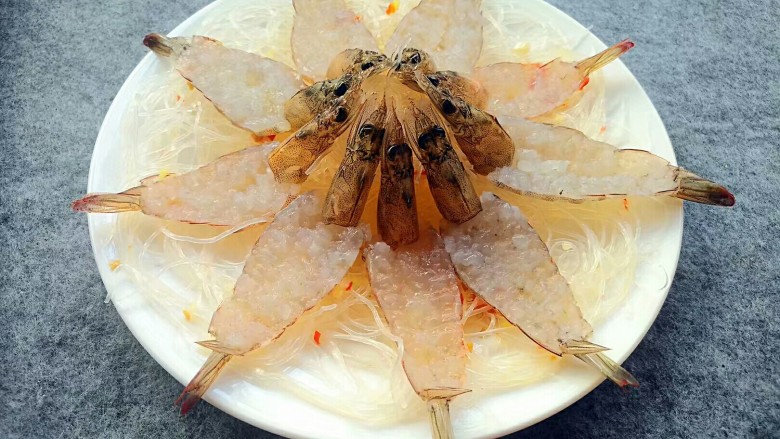 花开富贵虾,把所有的虾,摆在盘子上,虾头靠在粉丝团上面。