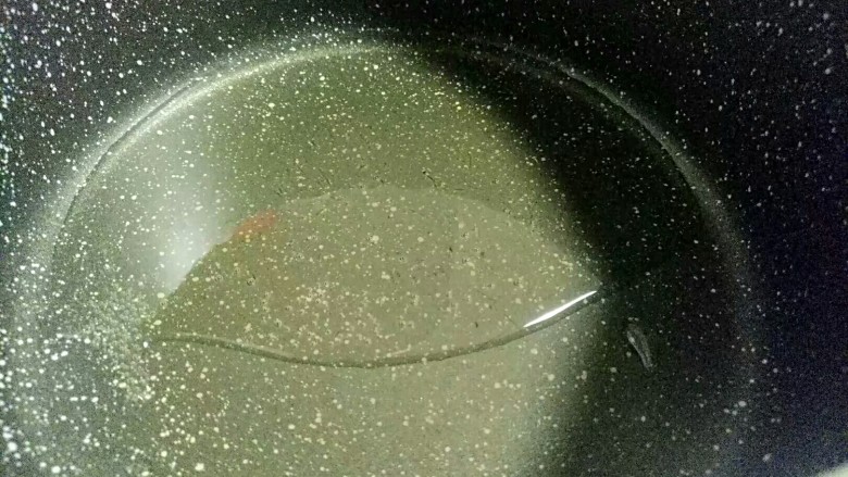 花开富贵虾,撒上葱花,锅烧适量热油。