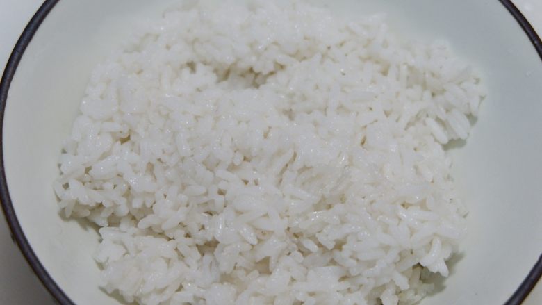 吉野家牛肉饭（牛丼）,熟<a style='color:red;display:inline-block;' href='/shicai/ 507'>米饭</a>装入碗中。