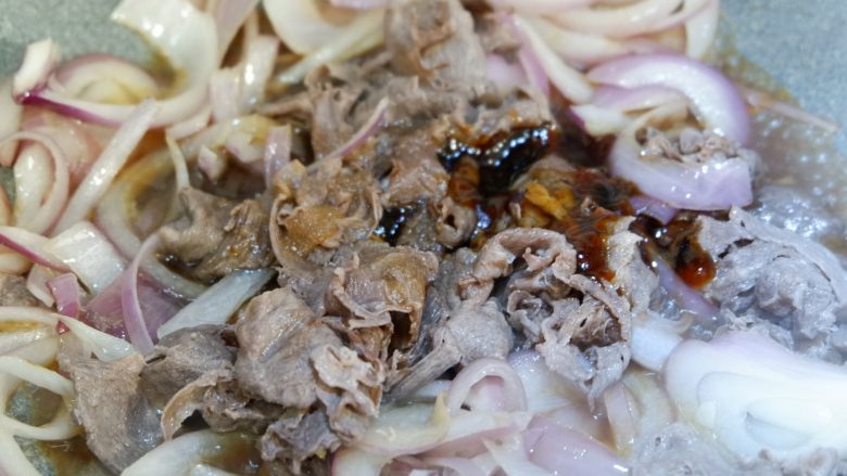 吉野家牛肉饭（牛丼）,调好的酱汁。