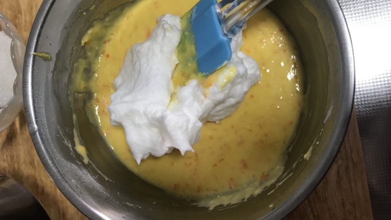 香橙戚风🍊,放一部分蛋白至蛋黄糊中上下搅拌均匀,不要画圈