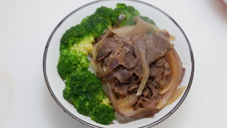 吉野家牛肉饭（牛丼）,淋上炒好的牛肉即可。