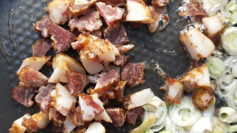 四季发财豉香四季豆炒腊肉丁,倒入腊肉碎煸炒一会。