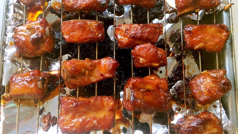 蜜汁烤排骨,10分钟后再次取出翻个面,刷一层蜂蜜水,继续烘烤至表层上色即可