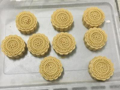 广式枣泥月饼,扣好月饼放入烤盘,烤箱180度预热后把月饼放进烤箱,先烤5分钟