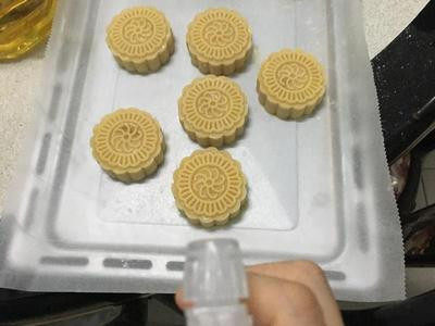 广式枣泥月饼,五分钟后取出,表面喷水防止开裂,喷水后继续烤15分钟分
