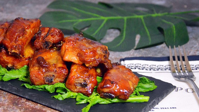 蜜汁烤排骨,出炉摆盘,腌制的20个小时,肉质鲜嫩多汁