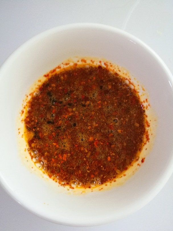 酱牛肉,花生油烧热倒入辣椒面上，再放些芝麻进去即为<a style='color:red;display:inline-block;' href='/shicai/ 852'>辣椒油</a>，取两勺<a style='color:red;display:inline-block;' href='/shicai/ 852'>辣椒油</a>（可根据自己喜好增加），和葱蒜，<a style='color:red;display:inline-block;' href='/shicai/ 10588'>糖</a>，<a style='color:red;display:inline-block;' href='/shicai/ 788'>生抽</a>，<a style='color:red;display:inline-block;' href='/shicai/ 847'>香油</a>，醋混合再加一点点盐。