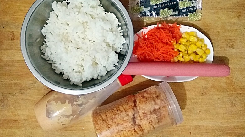 饭团,准备好食材，<a style='color:red;display:inline-block;' href='/shicai/ 6501'>剩米饭</a>加热，<a style='color:red;display:inline-block;' href='/shicai/ 25'>胡萝卜</a>擦细丝或切小碎，<a style='color:red;display:inline-block;' href='/shicai/ 5080'>甜玉米粒</a>煮熟。