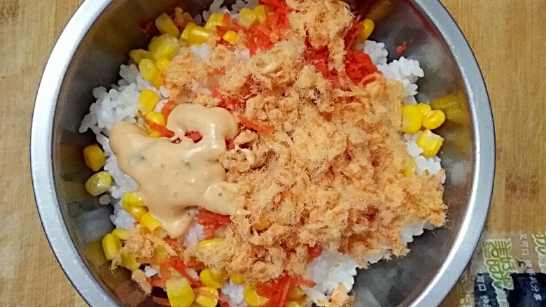 饭团,把适量玉米粒，胡萝卜丝，<a style='color:red;display:inline-block;' href='/shicai/ 432'>肉松</a>，<a style='color:red;display:inline-block;' href='/shicai/ 10273'>千岛酱</a>一起加到热好的剩米饭中。