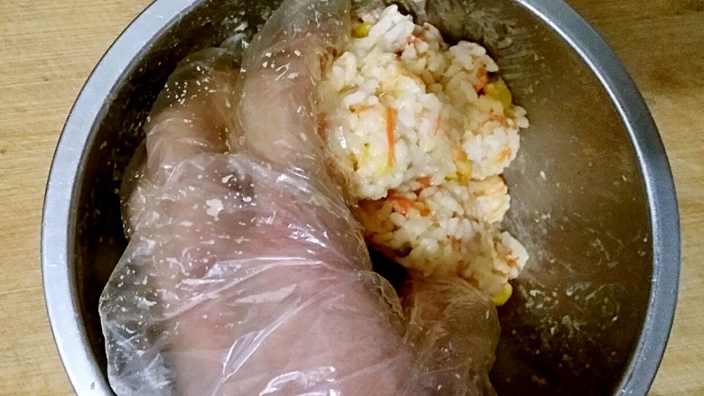 饭团,戴好一次性食品手套揉啊揉，抓啊抓。