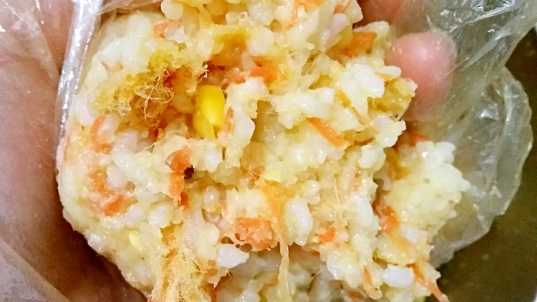 饭团,取适量抓拌好的剩米饭开始按自己的心情整形。（有模具的果断用模具）